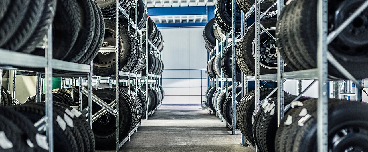 Mit Rädern gefüllte Lagerregale