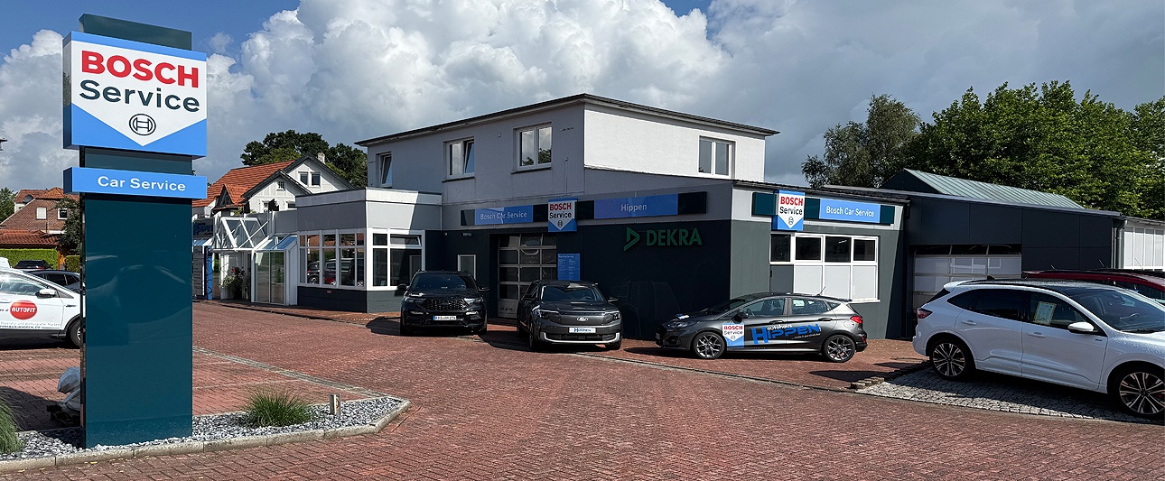 Zufahrt zum Autohaus mit großem Bosch-Service-Pylon im Vordergrund / das Autohaus ist im Hintergrund zu sehen